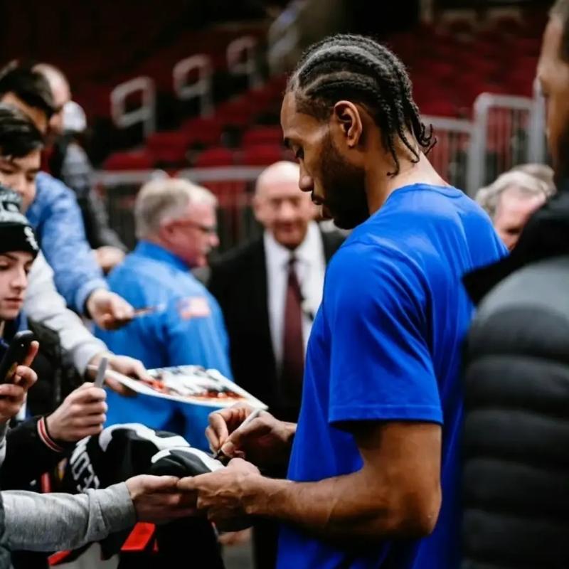 记者：埃里克佩戴面具训练，霍安将在国际比赛日后回归（记者称埃里克戴面罩参加训练，霍安预计在国际比赛日后复出）