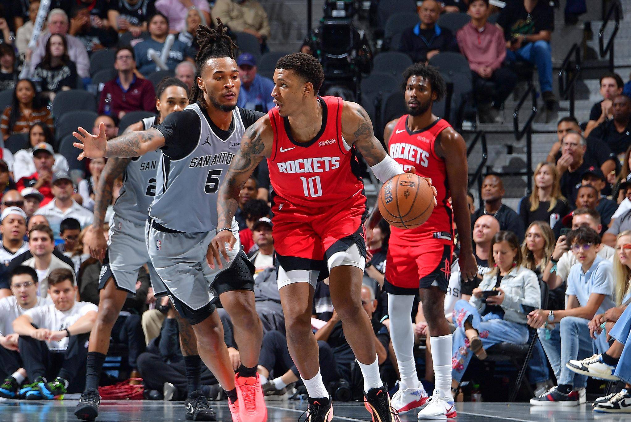 明天鹈鹕迎战独行侠 赫伯特·琼斯因头部伤势出战成疑（鹈鹕明日对阵独行侠，赫伯特·琼斯因头部受伤出战成疑）