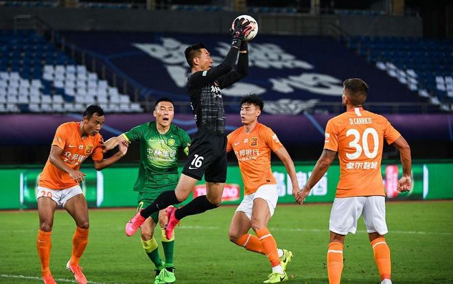 斯普利特：我们总是被对手扇几巴掌才清醒，然后又开始放松（斯普利特：总得挨对手几记耳光才醒，醒了又很快松懈）