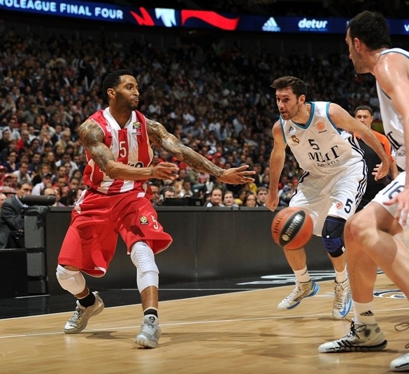 伊利牛奶开启促销活动：买三箱牛奶即送CBA新赛季球票一张（伊利牛奶推出优惠：购三箱送CBA新赛季球票一张）