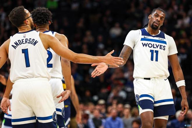 15战13负，战绩西部排倒数，4大新援集体翻车！主帅赢麻了（开季15战13败，西部垫底，四大引援集体失准，主帅成最大赢家）