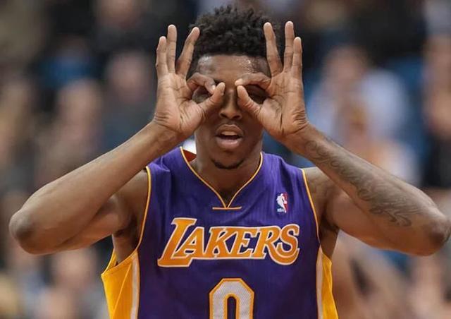 托特纳姆热刺被告知，他们“最大的错误”可以通过一月份引进明星中场球员来解决。（热刺被指只需在一月引进明星中场，便可弥补其“最大失误”）