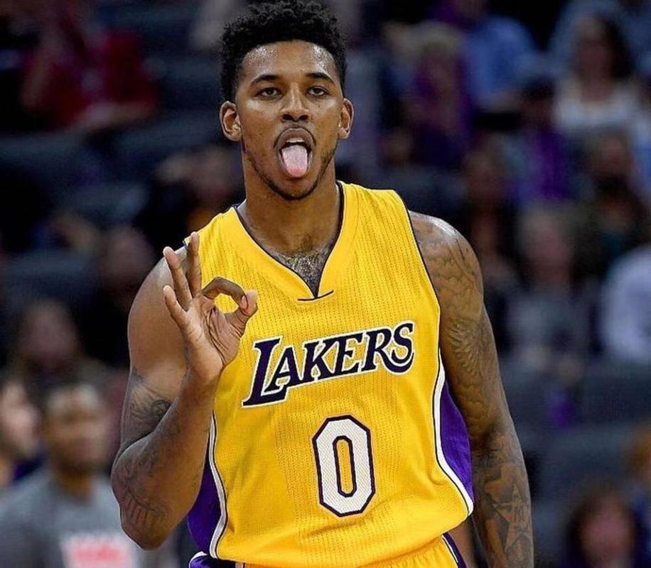 官方：那不勒斯中场安古伊萨当选意甲10月最佳球员（官宣：那不勒斯中场安古伊萨荣膺意甲10月最佳球员）