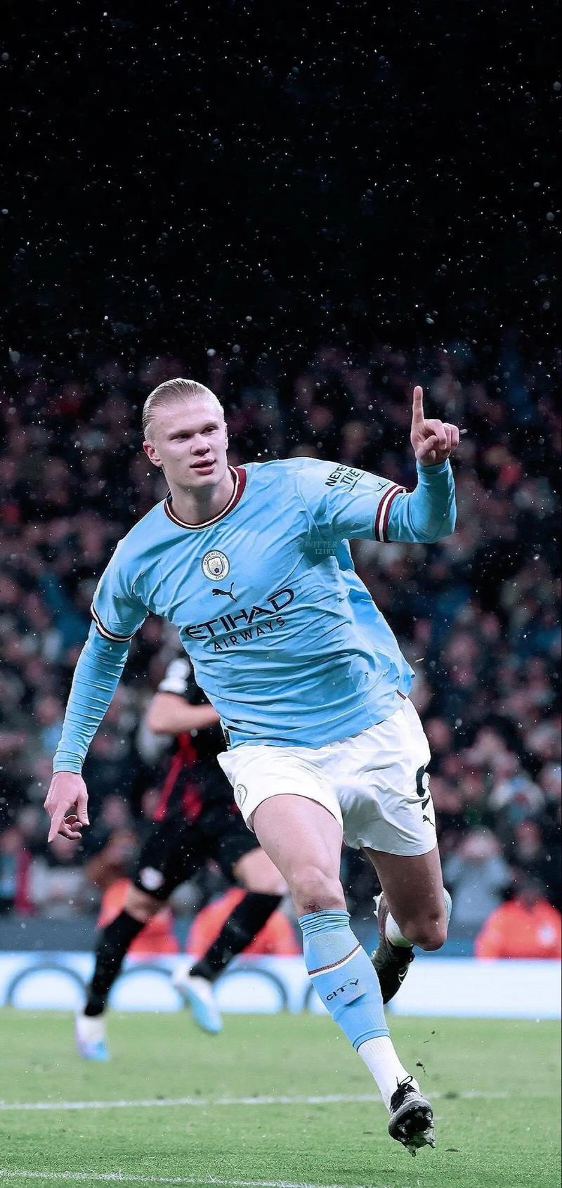 给爷整笑了，曼奇尼假意亲吻布鲁马多，将布鲁马多逗笑（曼奇尼作势亲吻布鲁马多，逗得对方大笑）