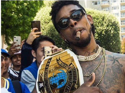 利物浦发角球期间 萨拉赫和亨德森聊了很久（利物浦角球时，萨拉赫与亨德森长时间交流）