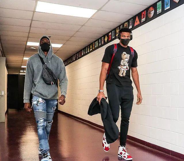 雷迪克：我们只有2场全员健康，这确实影响了防守端的默契（雷迪克：健康阵容仅两场，防守端默契受损）