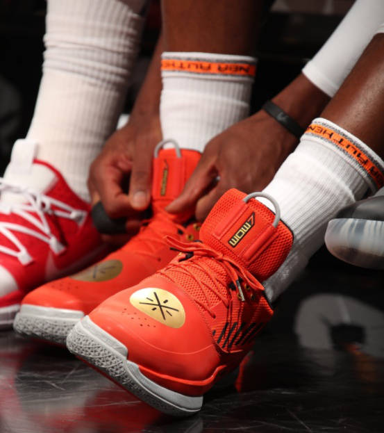 TA：因现代足球重视边路与攻防转换，菱形中场阵型已几乎绝迹（TA：在现代足球强调边路与攻防转换的趋势下，菱形中场几乎走入历史）