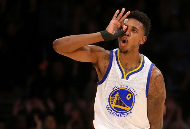 意大利赛车手罗西回忆马拉多纳：我曾单膝跪地亲吻他的左脚（意大利车手罗西忆马拉多纳：曾单膝跪地亲吻其左脚）