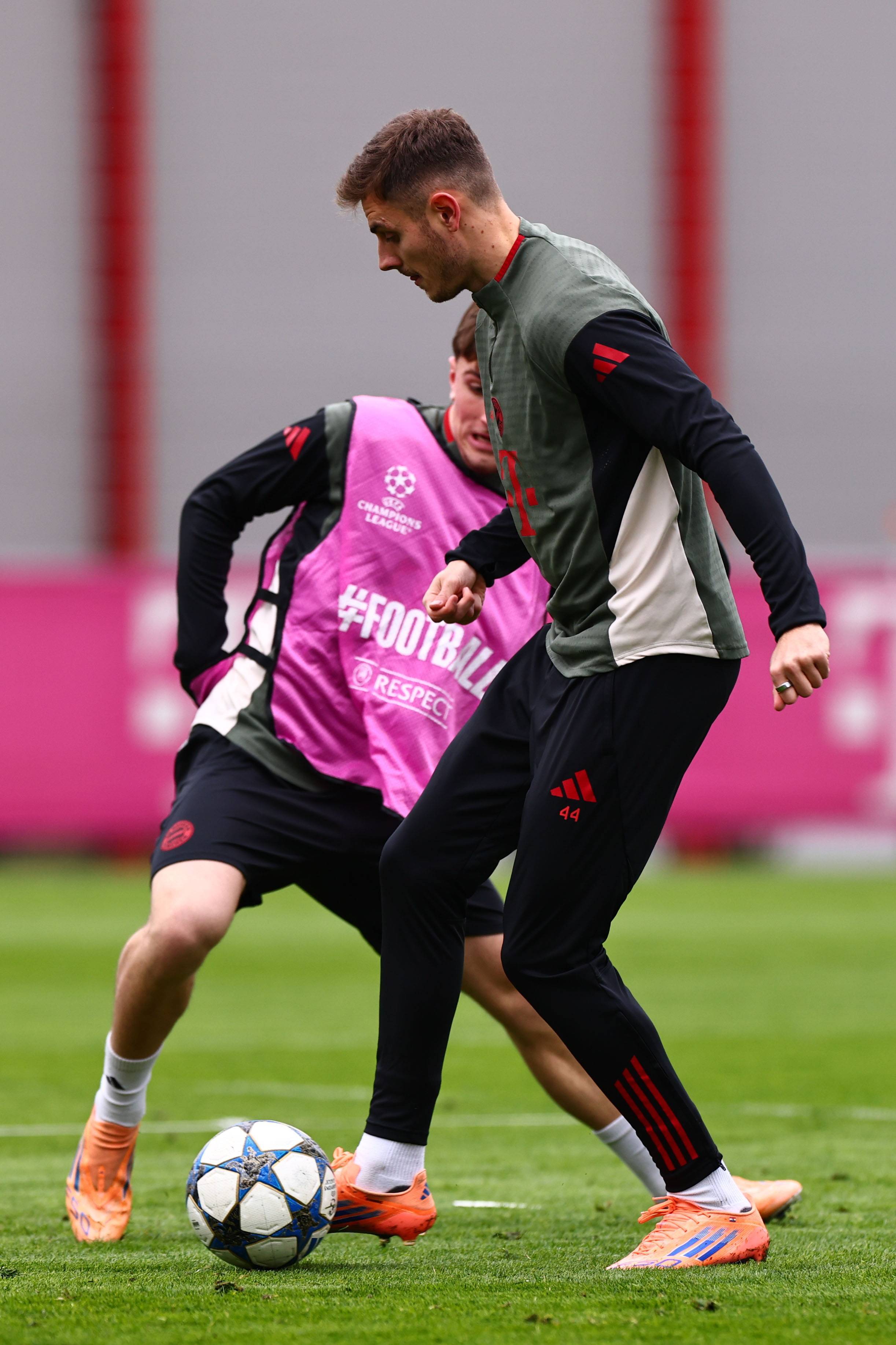 早报：拥有地表最强人类的从容感……怎么，你们没有吗？（早报：与地表最强人类同行的从容感，你们没有吗？）