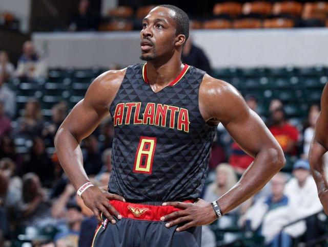 火箭三节领先湖人18分，圣诞大战悬念犹存（圣诞大战仍存悬念：火箭三节领先湖人18分）