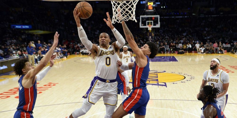 斯洛特：我们没有可用的边锋，派出两名9号球员是合乎逻辑的（斯洛特：边锋无人可用，安排双9号合情合理）