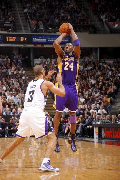 阿尔维斯再度现身宗教场合，拿起麦克风向信徒们传教（阿尔维斯再现宗教活动现场，手持麦克风向教众布道）