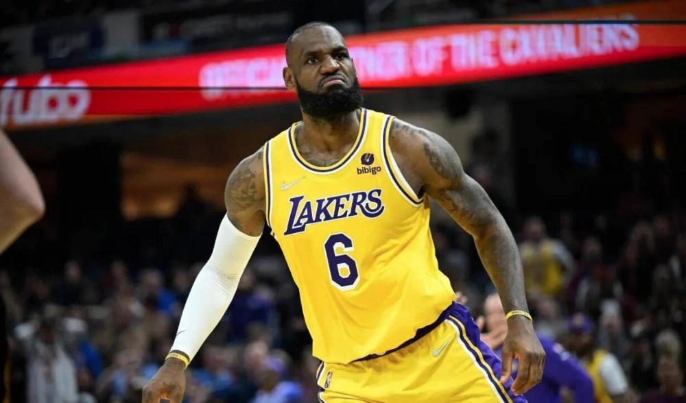 2场贡献6球1助攻+夺得金靴，法比奥当选中超11月最佳球员（两战斩6球1助并加冕金靴，法比奥荣膺中超11月最佳球员）