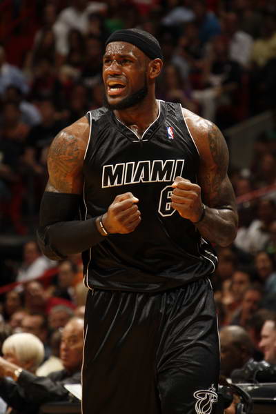 NBA：独行侠击败雄鹿 东契奇全场三双（NBA战报：东契奇砍下三双，独行侠力克雄鹿）