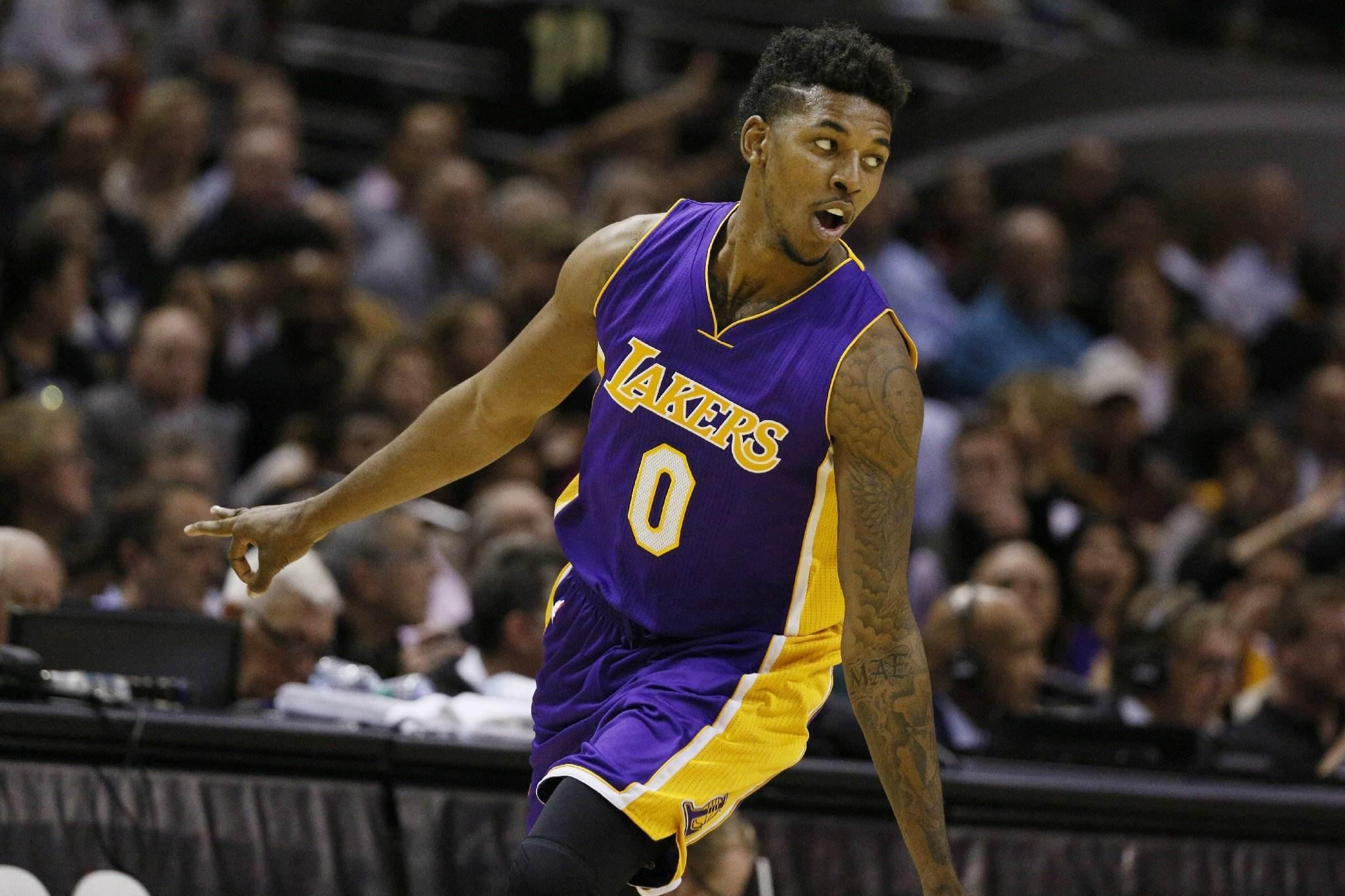 前往耶稣撒冷接受信仰理疗的阿劳霍，登上飞机 预计他今年不会回归（阿劳霍飞往耶路撒冷接受信仰理疗，预计今年无缘回归）