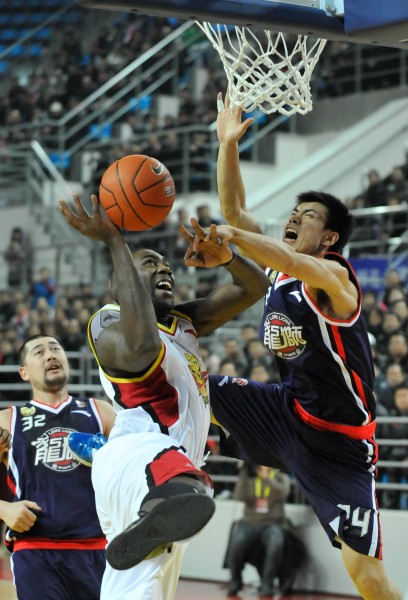 和他一起打球，队友也分不清是投篮还是传球（跟他同场，队友常常搞不清他到底是在投篮还是在传球）